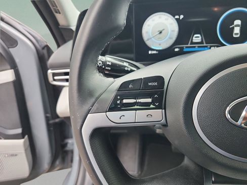 Used 2022 Hyundai Elantra Limited image 12