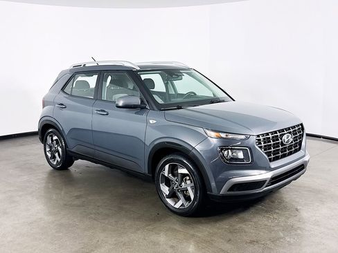 Used 2024 Hyundai Venue SEL image 3