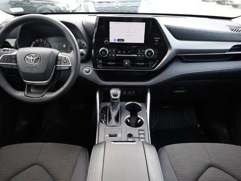 Used 2025 Toyota Highlander LE FWD image 21
