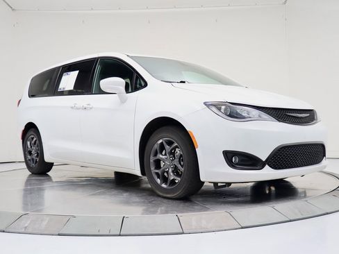 Used 2020 Chrysler Pacifica Touring w/ S Appearance Package image 7