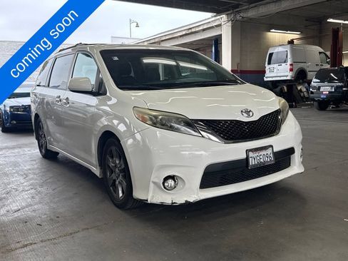 Used 2017 Toyota Sienna SE FWD image 1