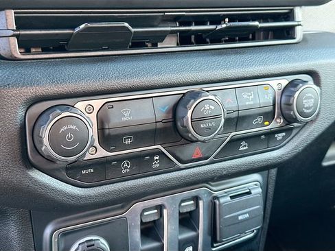 Used 2024 Jeep Wrangler Sport S image 15