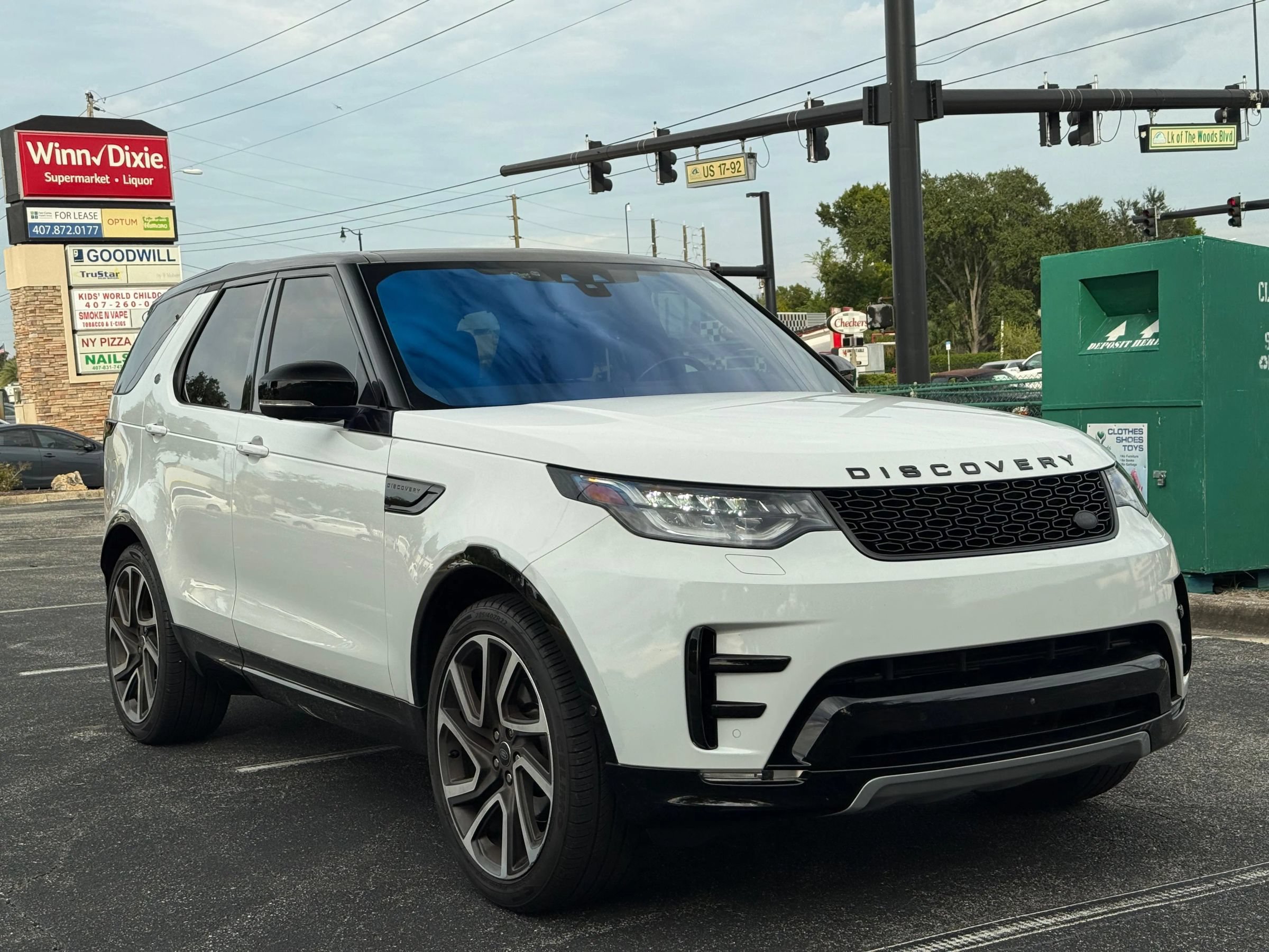 Used 2017 Land Rover Discovery HSE Luxury AWD/4WD image 3