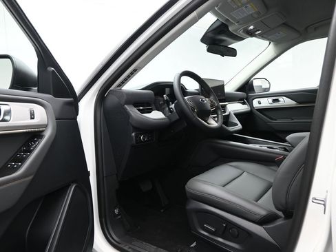 Used 2025 Ford Explorer Active w/ Active Comfort Package image 8