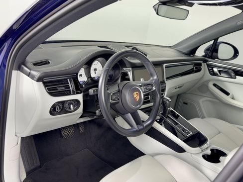 Certified 2024 Porsche Macan AWD/4WD image 4