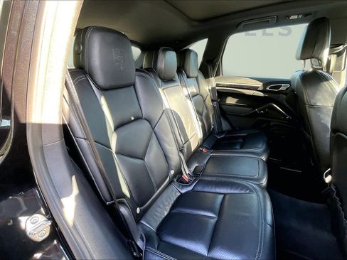 Used 2017 Porsche Cayenne Platinum Edition image 24