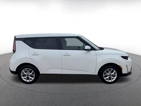 Used 2025 Kia Soul LX w/ LX Technology Package FWD image 16