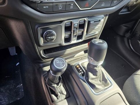 New 2025 Jeep Wrangler Unlimited Sahara w/ Technology Group AWD/4WD image 28