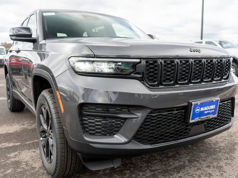 New 2025 Jeep Grand Cherokee Laredo image 4