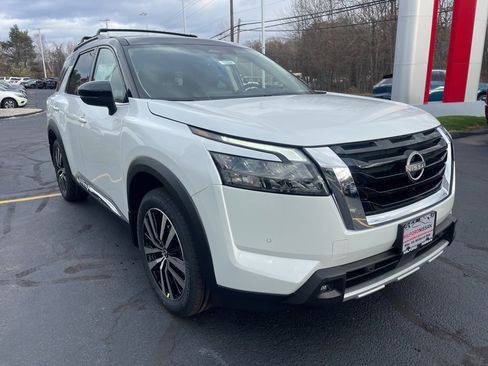 New 2025 Nissan Pathfinder Platinum image 8