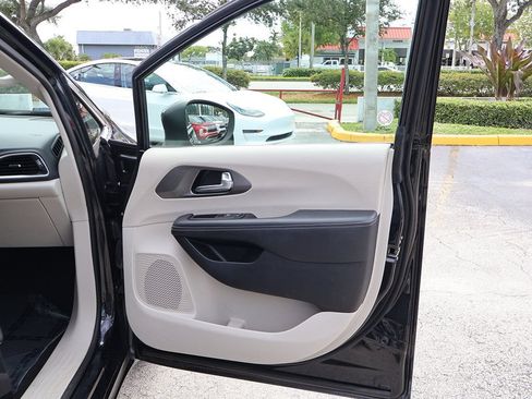 Used 2023 Chrysler Pacifica Touring-L FWD image 22