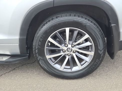 Used 2018 Toyota Highlander XLE FWD image 16