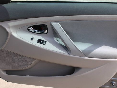 Used 2009 Toyota Camry LE FWD image 12