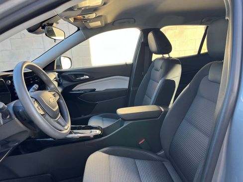 Used 2025 Chevrolet Trax LT image 25