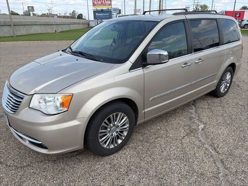 Used 2013 Chrysler Town & Country Touring-L w/ Driver Convenience Group FWD image 3