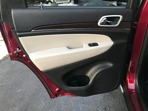 Used 2018 Jeep Grand Cherokee Limited image 34