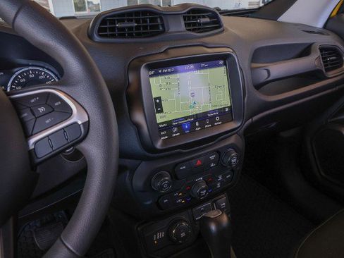 Used 2023 Jeep Renegade Latitude image 12