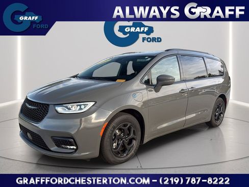 Used 2021 Chrysler Pacifica Touring w/ Uconnect Theater Family Group FWD image 1