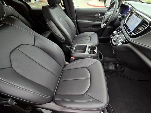 New 2026 Chrysler Pacifica Select image 23