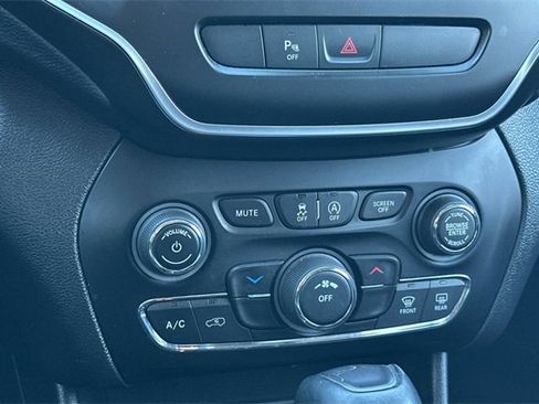 Used 2020 Jeep Cherokee Latitude Plus image 23