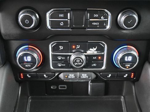 Used 2023 Chevrolet Suburban LT w/ Luxury Package image 16