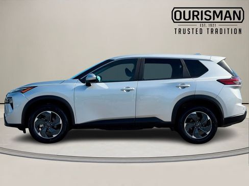 Used 2024 Nissan Rogue SV image 3