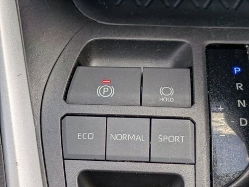 Used 2022 Toyota RAV4 XLE image 23