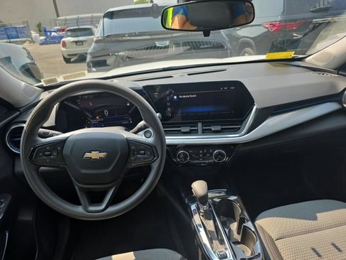 Used 2024 Chevrolet Trax LT FWD image 6