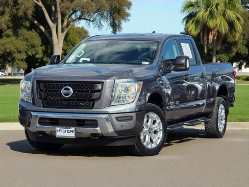 Used 2022 Nissan Titan SV w/ SV Convenience Package image 2