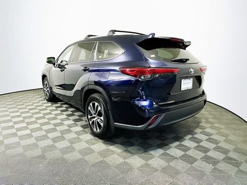 Used 2023 Toyota Highlander XLE FWD image 6