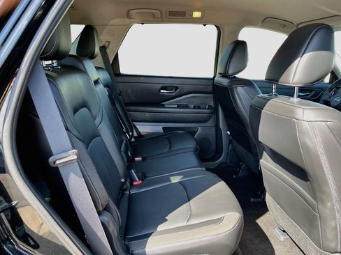 Used 2024 Nissan Pathfinder SL FWD image 27