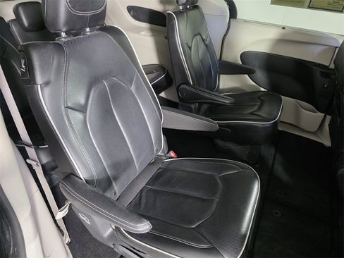 Used 2023 Chrysler Pacifica Limited image 32
