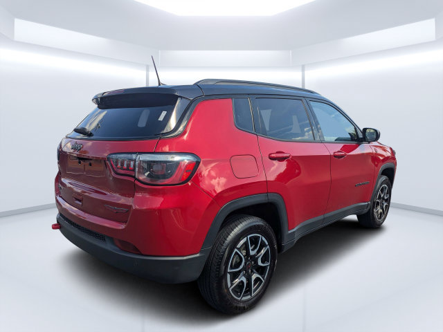 Used 2025 Jeep Compass Trailhawk AWD/4WD image 3