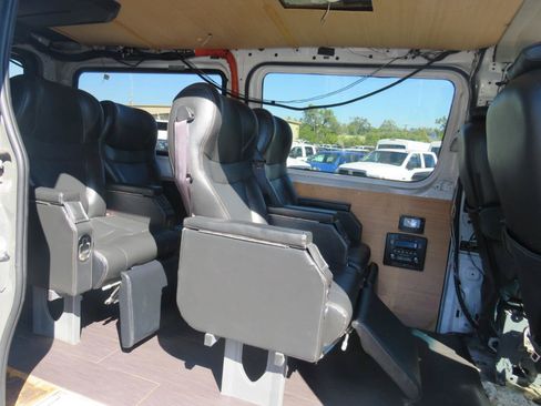 Used 2010 Freightliner Sprinter 2500 RWD image 27