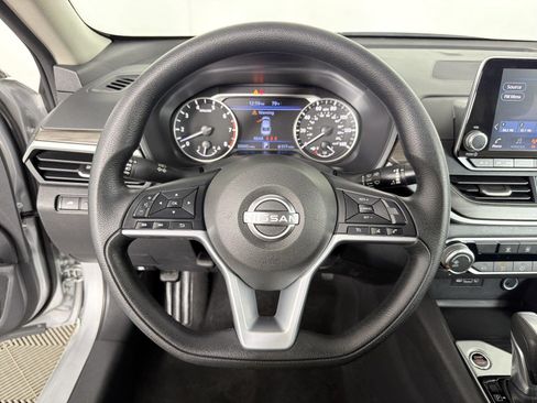 Used 2025 Nissan Altima 2.5 SV FWD image 21