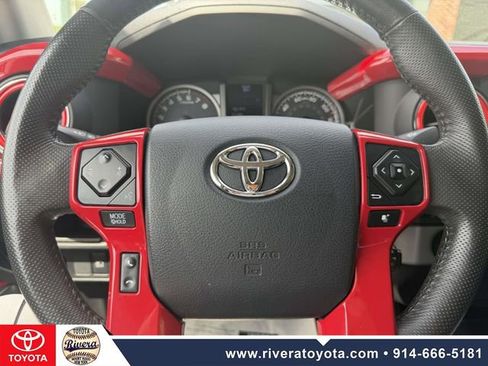Used 2018 Toyota Tacoma SR5 AWD/4WD image 17