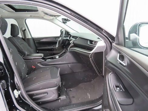 Used 2023 Jeep Grand Cherokee Laredo image 25