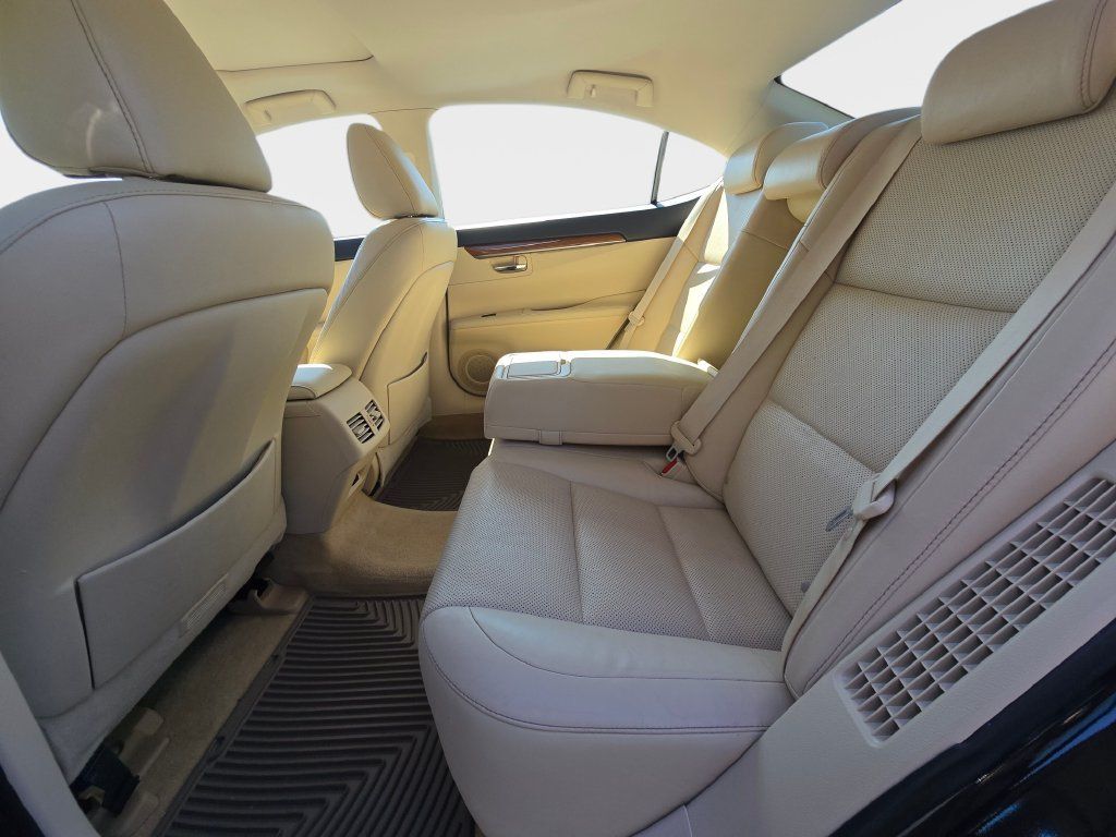 Used 2015 Lexus ES 300h w/ Navigation System Package FWD image 17