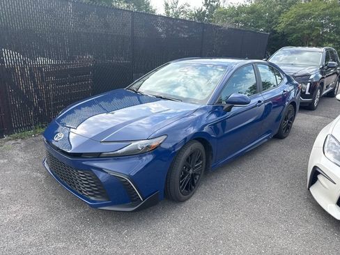 Used 2025 Toyota Camry SE w/ Convenience Package FWD image 1