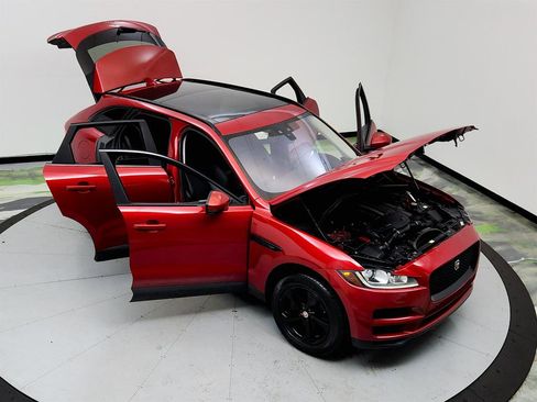 Used 2017 Jaguar F-PACE Premium image 39