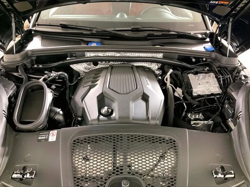 Certified 2026 Porsche Macan AWD/4WD image 25