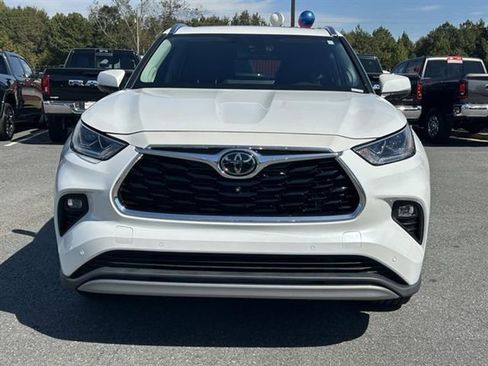 Used 2023 Toyota Highlander Platinum image 2