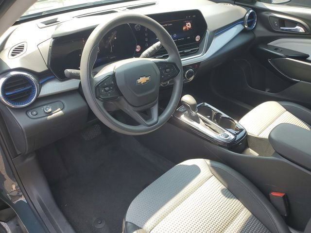 Used 2025 Chevrolet Trax LT FWD image 11