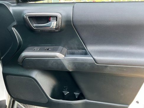 Used 2017 Toyota Tacoma TRD Sport w/ Tow Package image 19