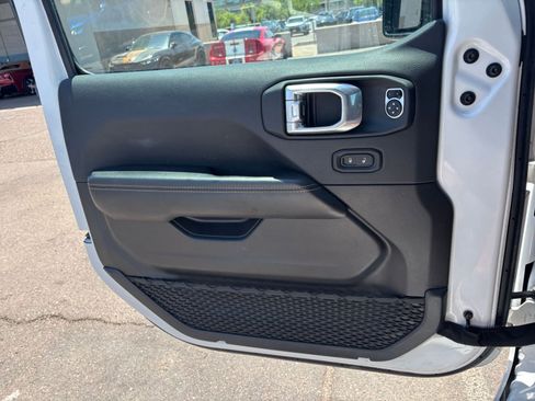 Used 2025 Jeep Wrangler Unlimited Sahara AWD/4WD image 18