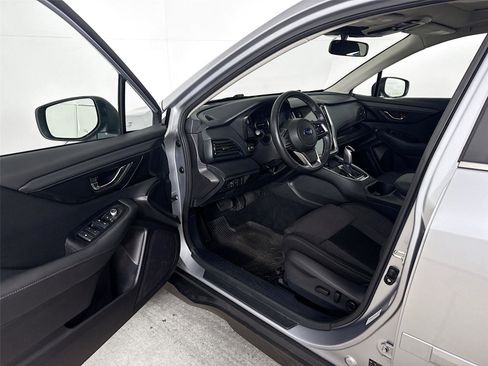 Used 2025 Subaru Outback Premium AWD/4WD image 3