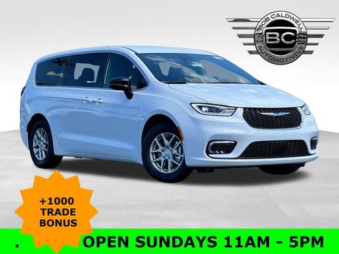 New 2026 Chrysler Pacifica Select FWD image 1