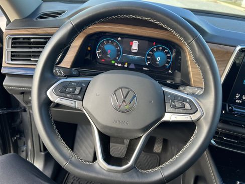 Certified 2025 Volkswagen Atlas SE image 17