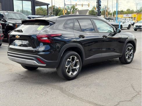 Used 2026 Chevrolet Trax LT FWD image 3