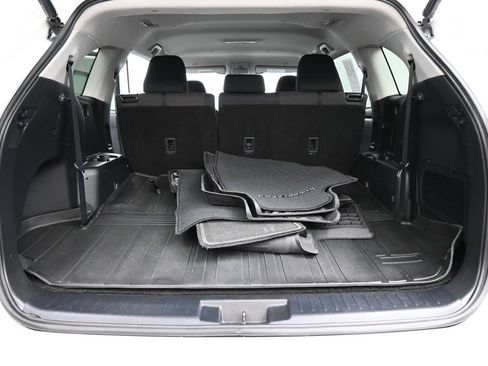 Used 2023 Toyota Highlander LE FWD image 19